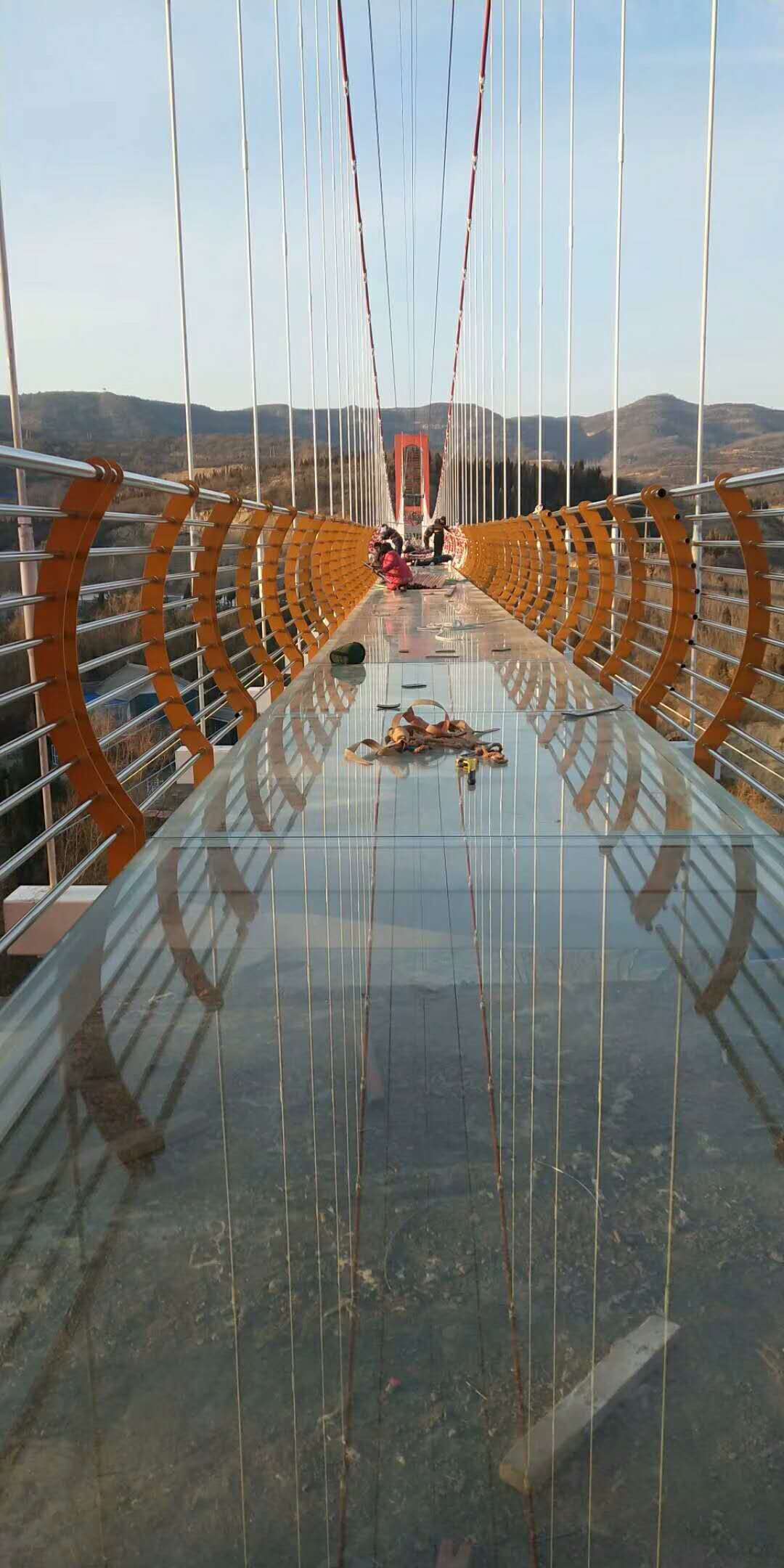 山西阳泉玻璃吊桥即将完工